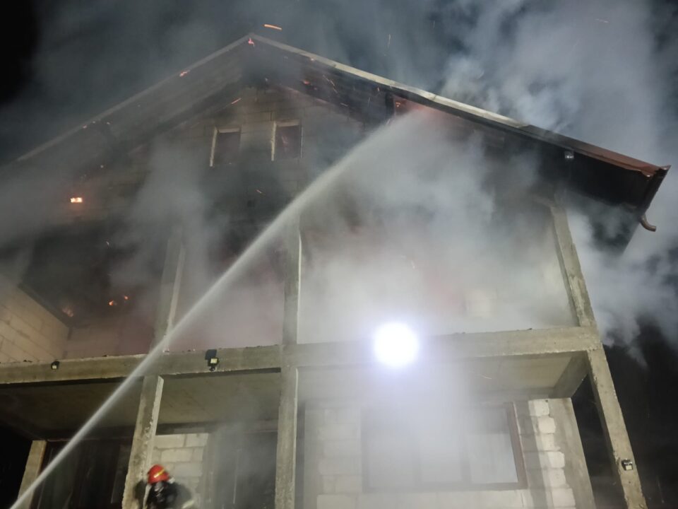 Casă în construcție, parțial distrusă de un incendiu. Bărbat cu atac de panică, scos din locuință de pompieri