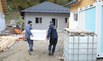 Ajutoare oferite de polițiști de frontieră suceveni pentru două familii din Broșteni
