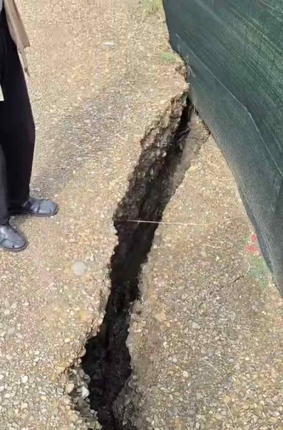 Alunecări de teren și trafic restricționat, pe strada Iuliu Maniu din zona Tătărași a municipiului Suceava
