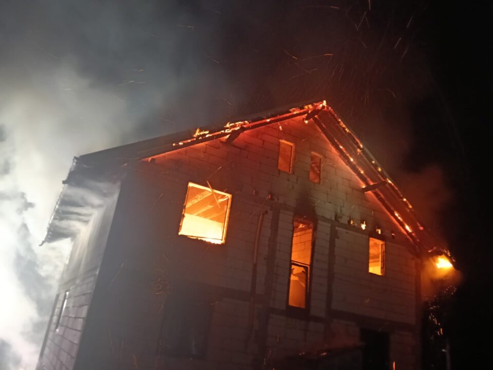 Casă în construcție, parțial distrusă de un incendiu. Bărbat cu atac de panică, scos din locuință de pompieri