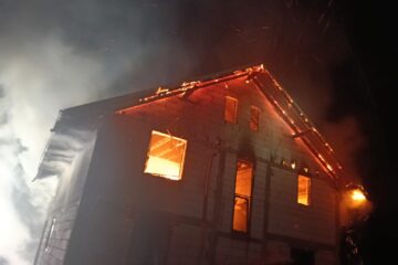 Casă în construcție, parțial distrusă de un incendiu. Bărbat cu atac de panică, scos din locuință de pompieri