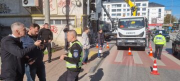 Panoul publicitar de pe blocul Union, din Centru, dat jos de Primărie