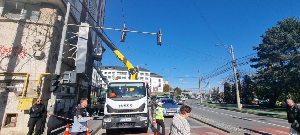 Panoul publicitar de pe blocul Union, din Centru, dat jos de Primărie