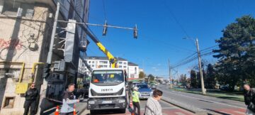 Panoul publicitar de pe blocul Union, din Centru, dat jos de Primărie
