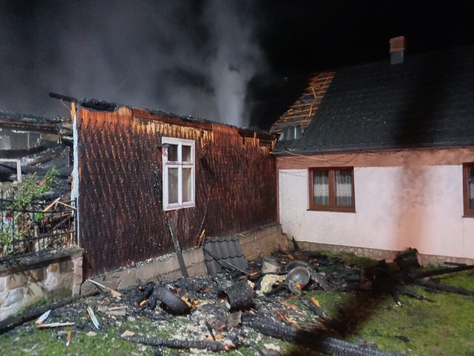 Bărbat mort după ce casa în care locuia a ars ca o torță
