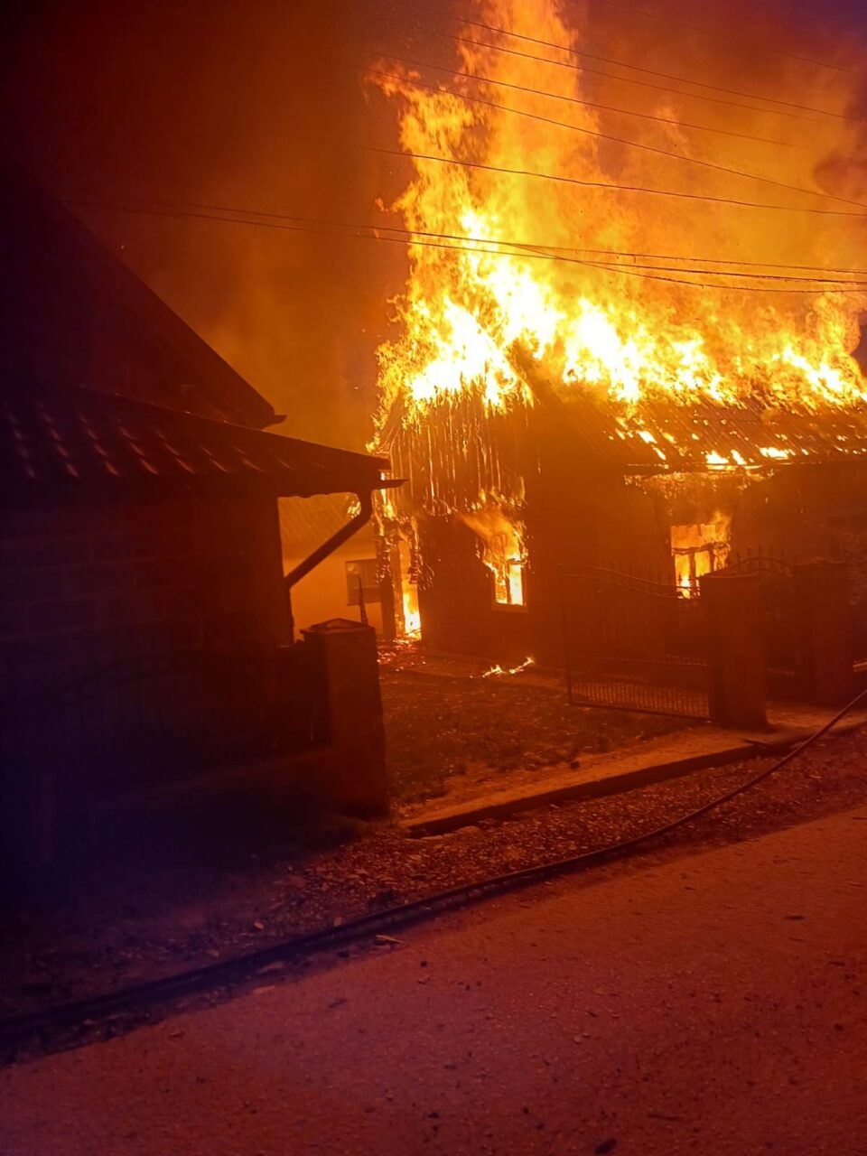 Bărbat mort după ce casa în care locuia a ars ca o torță