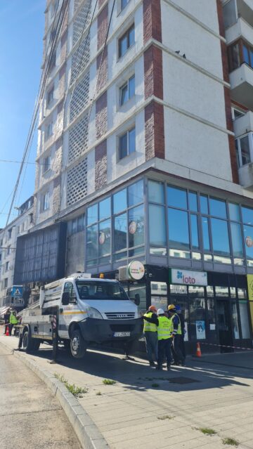 Panoul publicitar de pe blocul Union, din Centru, dat jos de Primărie