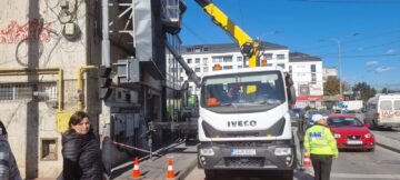 Panoul publicitar de pe blocul Union, din Centru, dat jos de Primărie