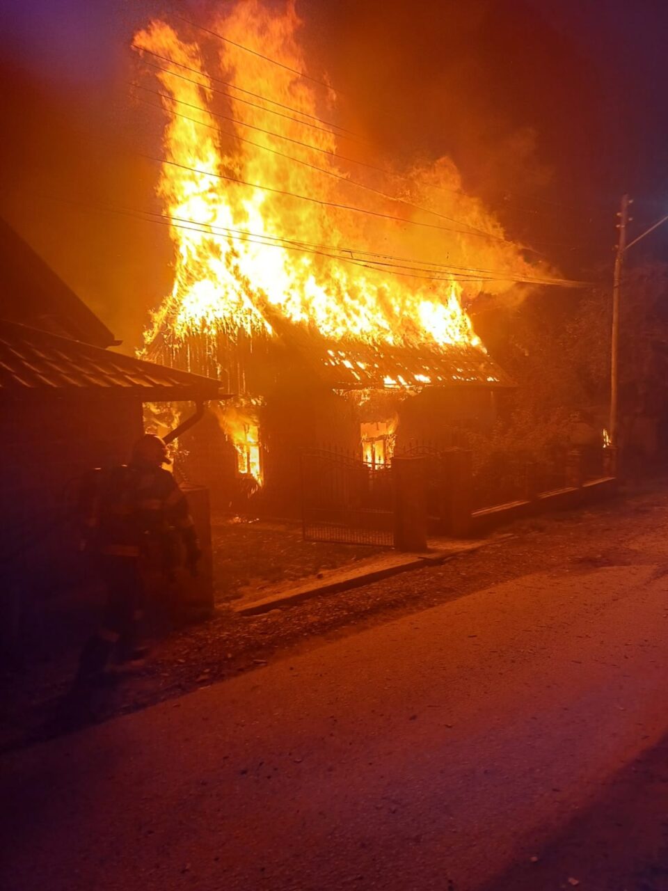 Bărbat mort după ce casa în care locuia a ars ca o torță