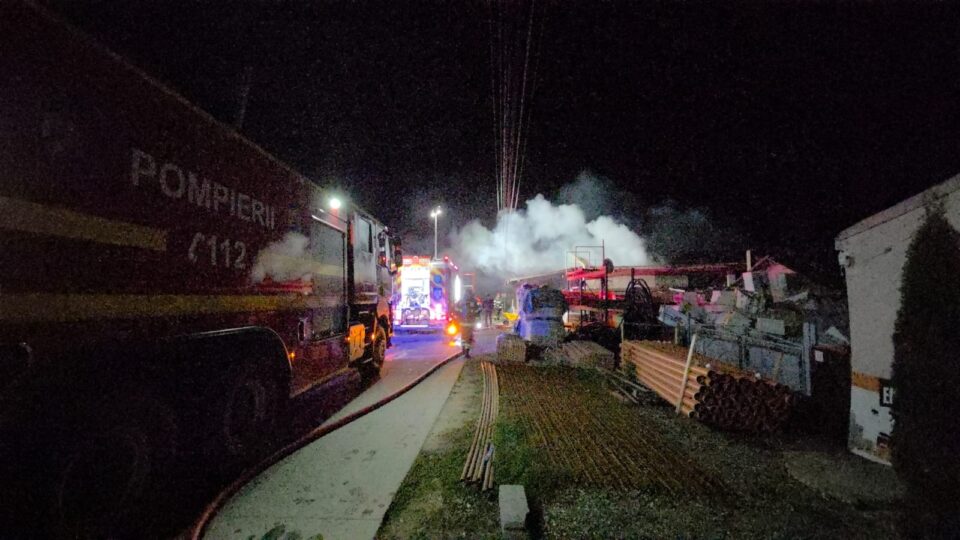 Incendiu de mari proporții la Dumbrăveni, unde intervin 11 mașini de pompieri