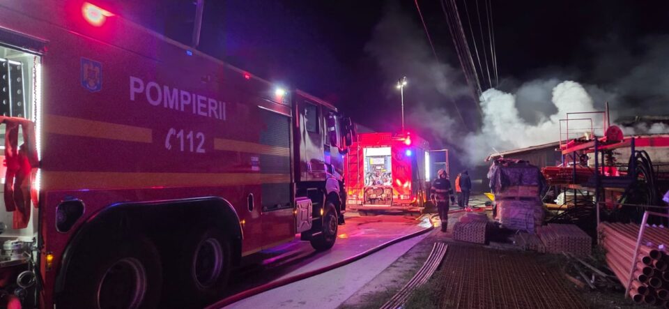 Incendiu de mari proporții la Dumbrăveni, unde intervin 11 mașini de pompieri
