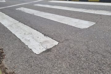 Un șofer de 81 de ani a acroșat o femeie care traversa alături de fiul ei pe trecerea de pietoni
