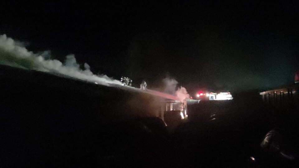 Incendiu de mari proporții la Dumbrăveni, unde intervin 11 mașini de pompieri