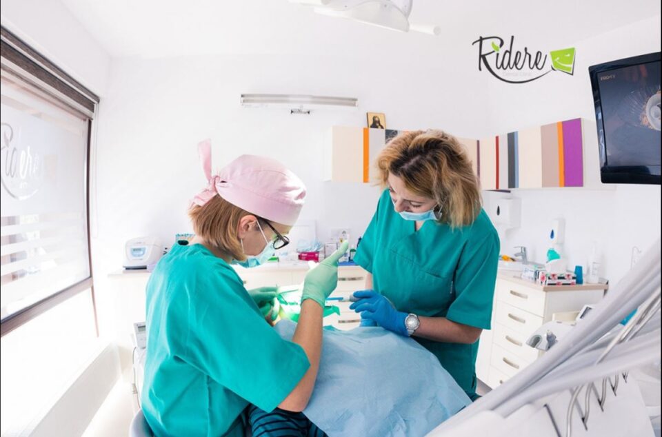 Chirurgia dentară și alte proceduri dentare căutate, disponibile în Suceava, la clinica Ridere. Sursa foto: ridere.ro Chirurgia dentară și alte proceduri dentare căutate, disponibile în Suceava, la clinica Ridere. Sursa foto: ridere.ro