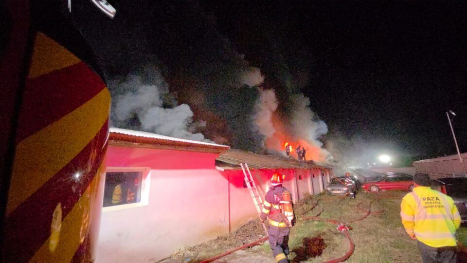 Incendiu de mari proporții la Dumbrăveni, unde intervin 11 mașini de pompieri