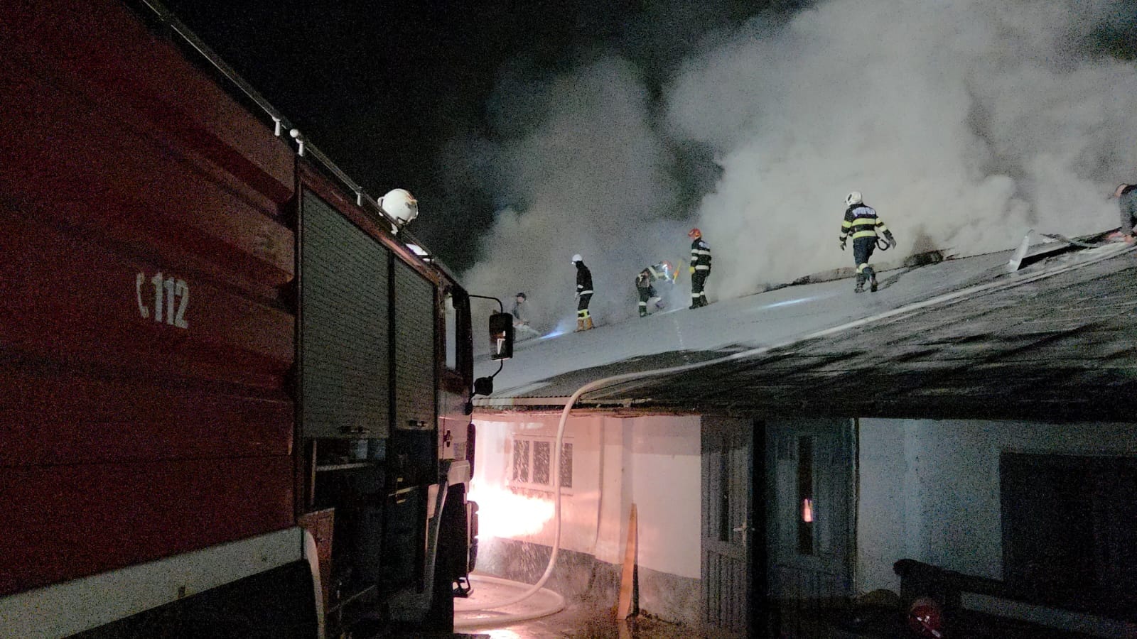 Incendiu de mari proporții la Dumbrăveni, unde intervin 11 mașini de pompieri