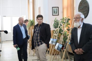 Constantin Bulboaca (dreapta) in mijlocul expoziției lansate la Fălticeni