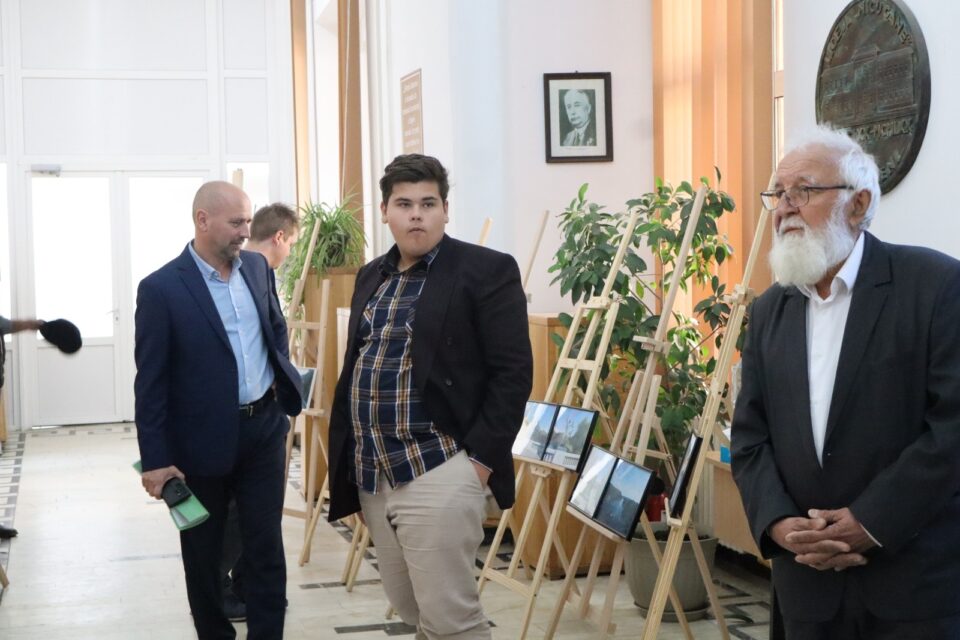 Constantin Bulboaca (dreapta) in mijlocul expoziției lansate la Fălticeni