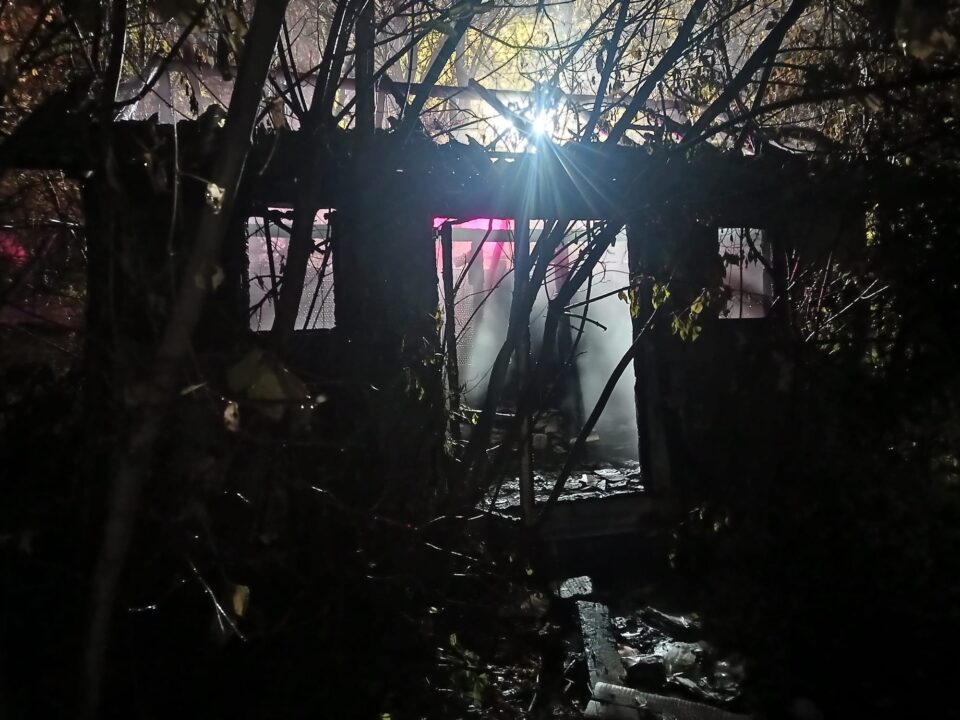 Două case, una din Burdujeni și una din Drăgușeni, distruse de incendii pornite de la mucuri de țigară
