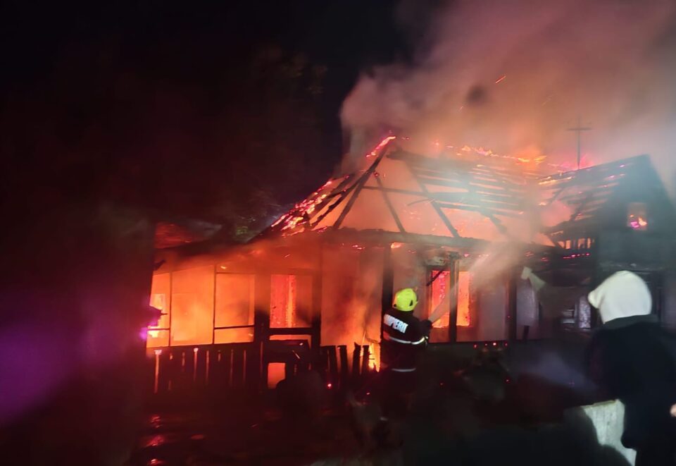 Două case, una din Burdujeni și una din Drăgușeni, distruse de incendii pornite de la mucuri de țigară