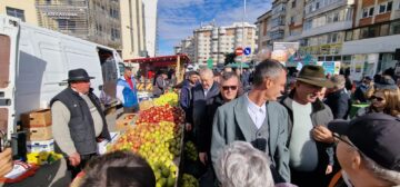 Vicepreședintele CJ Suceava Nicolae Robu, încântat de merele de Fălticeni