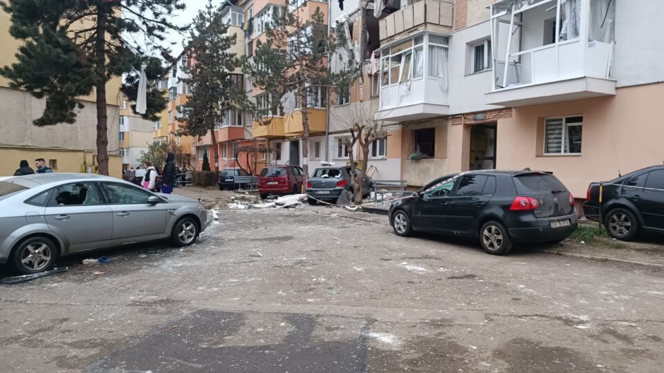 Blocul de locuințe de pe strada Rarău – cartierul Burdujeni, afectat grav de o explozie cauzată de acumularea de gaz metan, pe 5 decembrie 2022