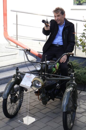 Omul de afaceri sucevean Alexandru Șcheul, i-a prezentat personal marelui actor Florin Piersic motocicleta „Mărgelatu”
