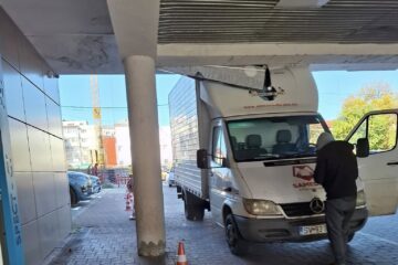 Camionetă a unei firme de curierat, blocată sub un pasaj la Spitalul Clinic de Urgență