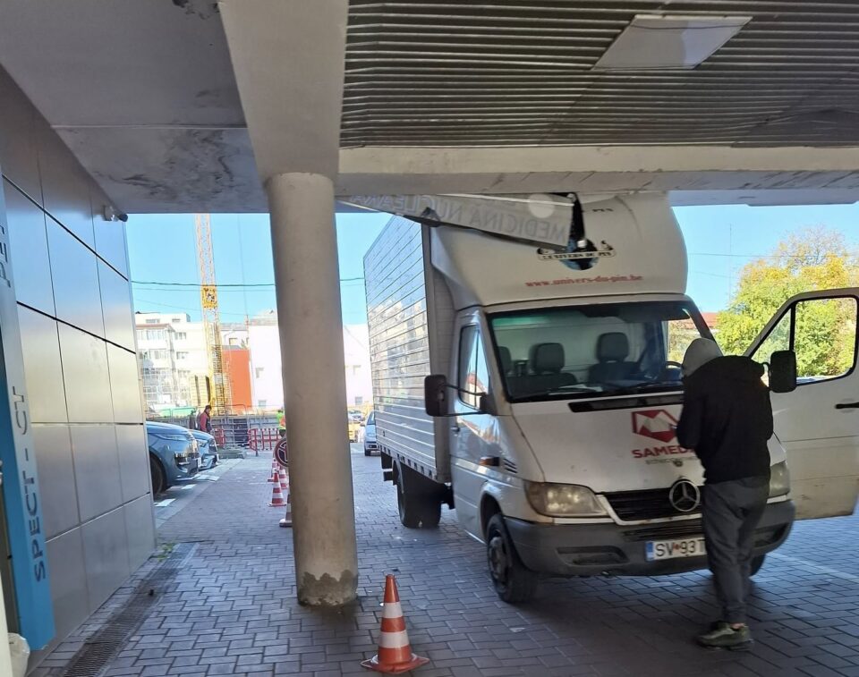 Camionetă a unei firme de curierat, blocată sub un pasaj la Spitalul Clinic de Urgență