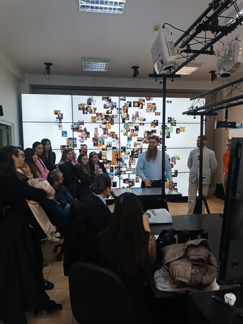Demonstrații în cadrul Laboratorului MINTVIZ din USV