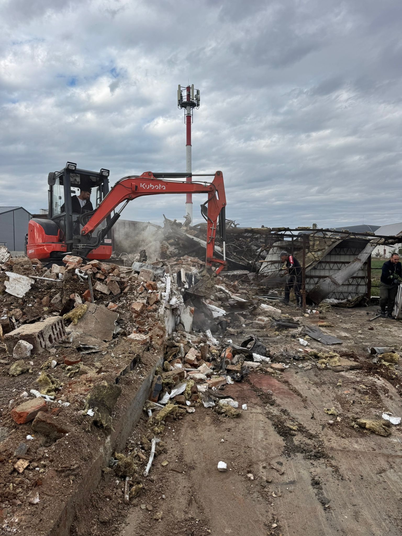 Incendiul uriaș de la Dumbrăveni a lăsat pagube de două milioane de euro, iar cel care a pus focul încă este căutat