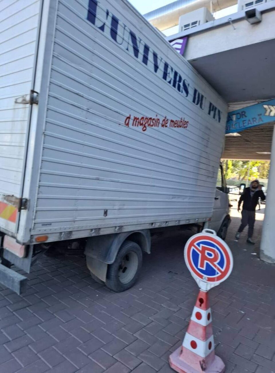 Camionetă a unei firme de curierat, blocată sub un pasaj la Spitalul Clinic de Urgență