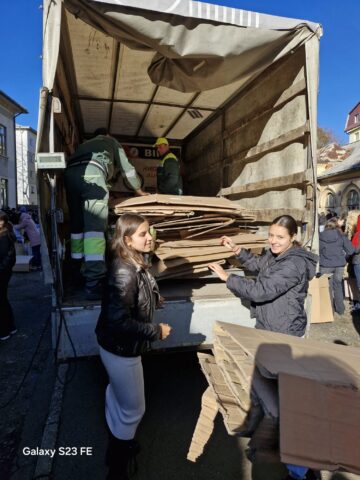 Elevii de la „Hurmuzachi” Rădăuți au colectat aproape 2.700 de kg de deșeuri reciclabile într-o singură zi
