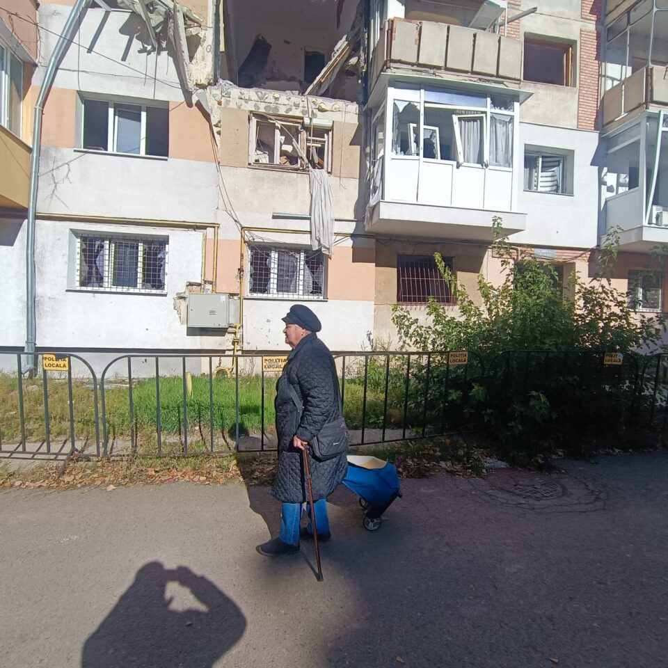 Blocul afectat de explozia de acum trei ani din Burdujeni, luat în stăpânire de pisici, iar proprietarii sunt pe drumul și acum