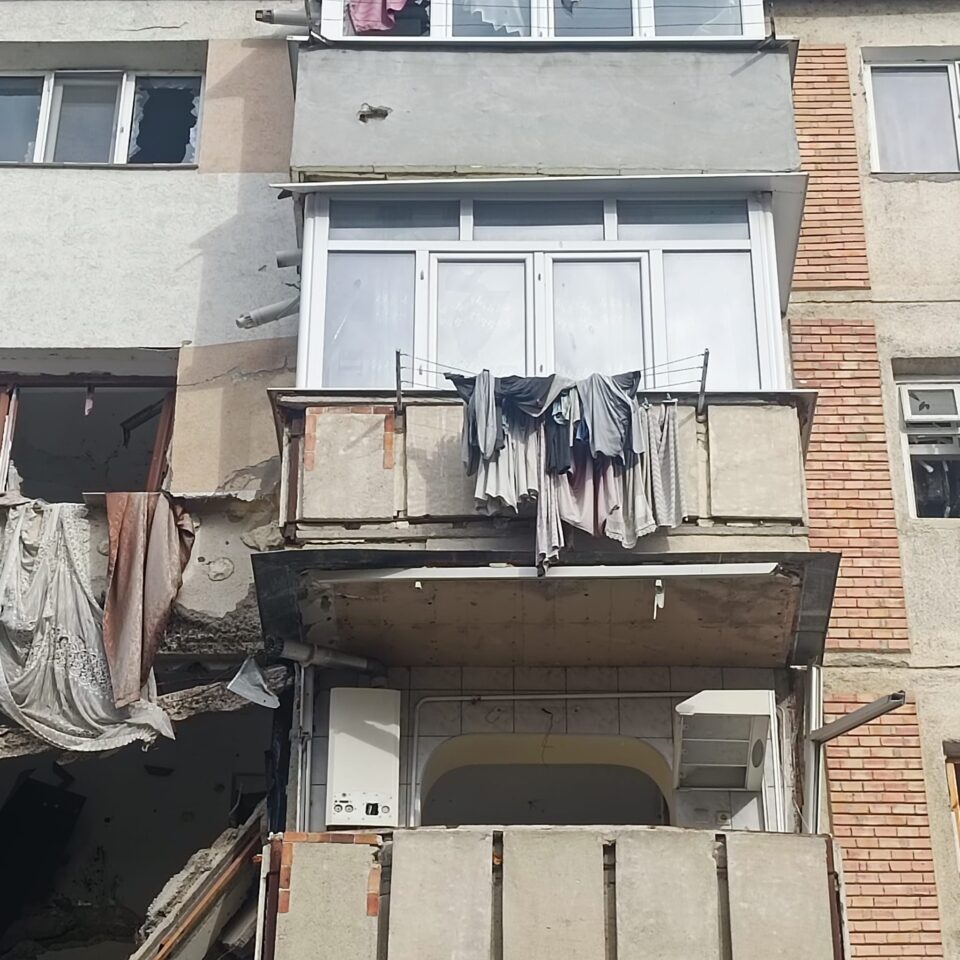 Haine întinse la uscat acum trei ani atârnă și acum în acest peisaj dezolant