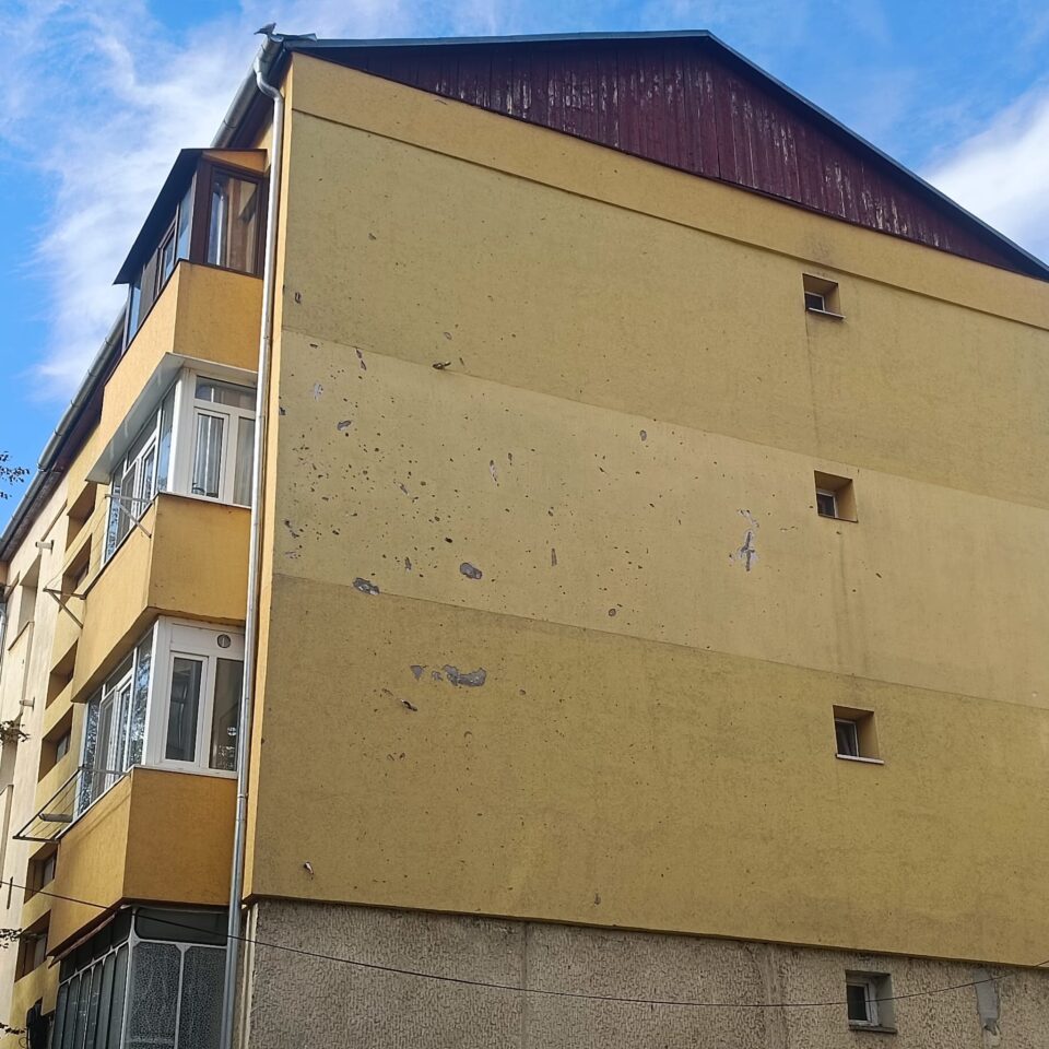 Bloc vecin afectat de suflul exploziei