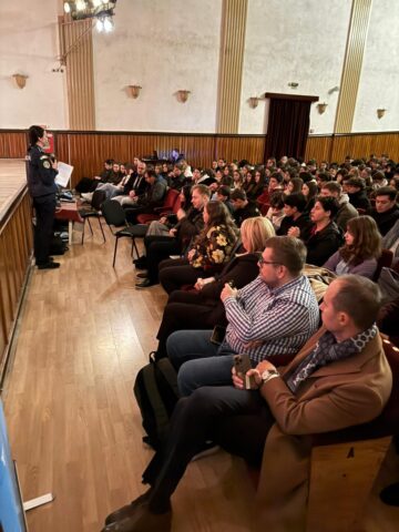 Peste 450 de elevi de la „Hurmuzachi” Rădăuți, față în față cu specialiștii: cum să spui „Nu” dependenței