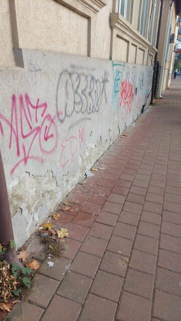 Clădiri din centrul municipiul Suceava, mâzgălite de „artiști urbani”. Poliția caută autorii
