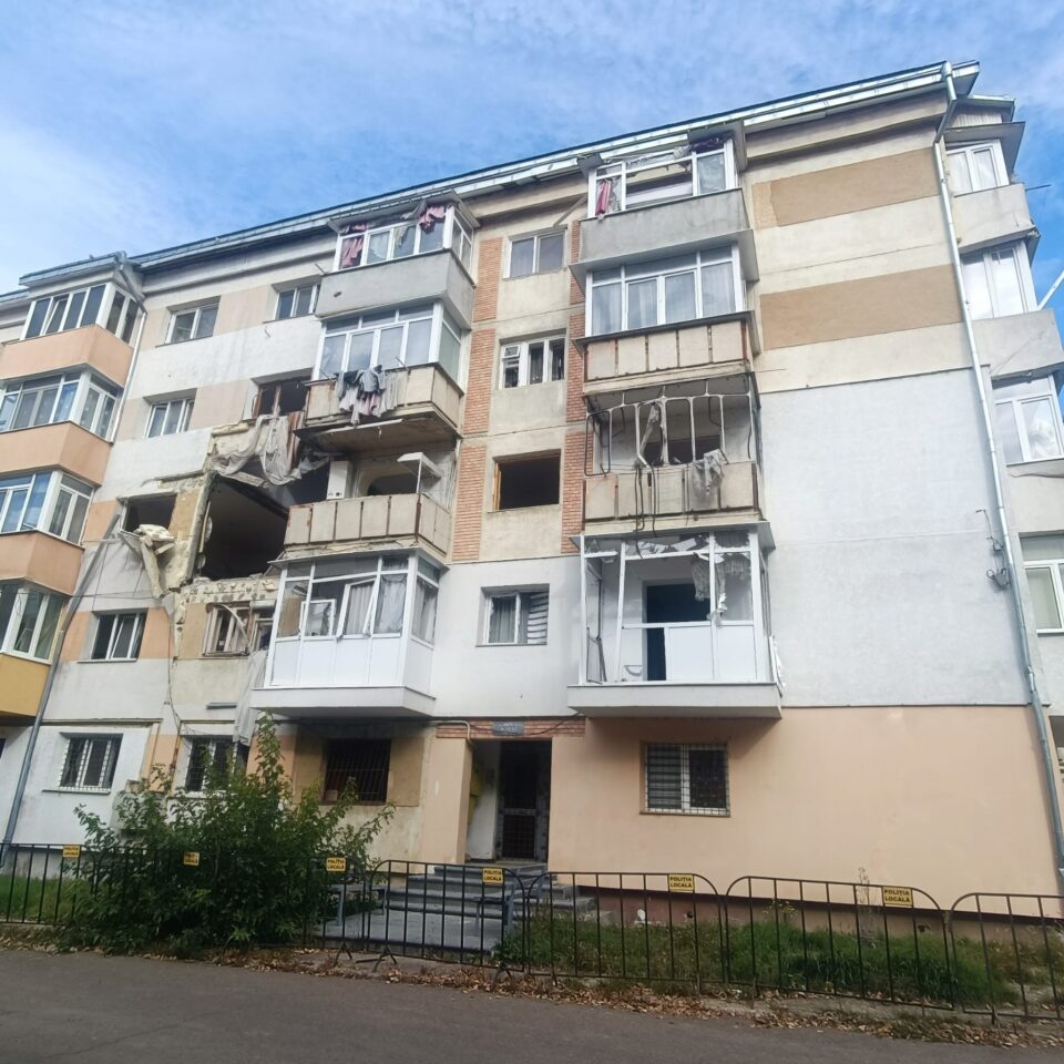 Blocul afectat de explozia de acum trei ani din Burdujeni, luat în stăpânire de pisici, iar proprietarii sunt pe drumul și acum