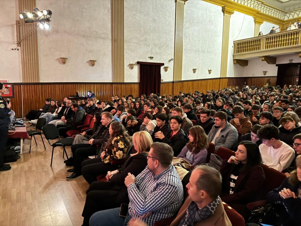 Peste 450 de elevi de la „Hurmuzachi” Rădăuți, față în față cu specialiștii: cum să spui „Nu” dependenței