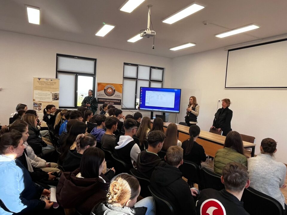 Educație pentru un viitor sustenabil – Elevii de la Liceul „Iorgu Vârnav Liteanu” Liteni, în dialog cu reprezentanții Gărzii Naționale de Mediu