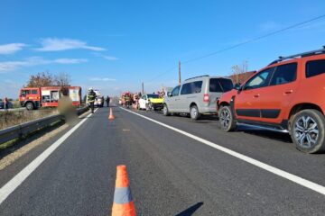 Bărbat în stop cardio-respirator, după un accident cu trei mașini