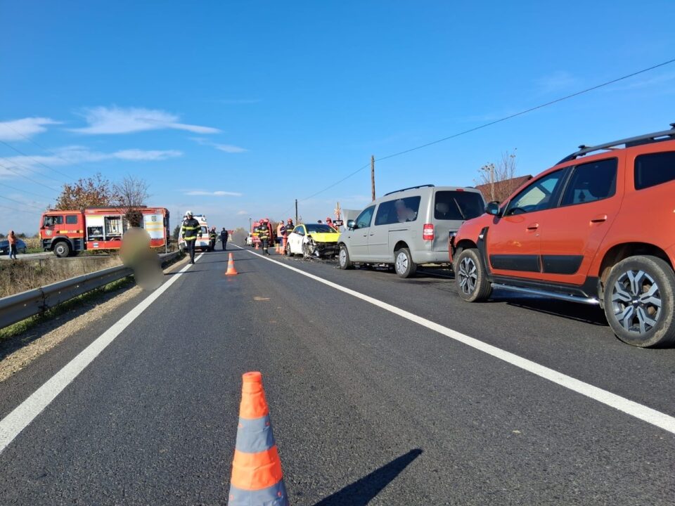 Bărbat în stop cardio-respirator, după un accident cu trei mașini