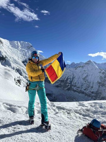 O suceveancă pe acoperișul lumii: Alina Isopescu a urcat pe vârful Imja Tse (6.189 m) din Himalaya