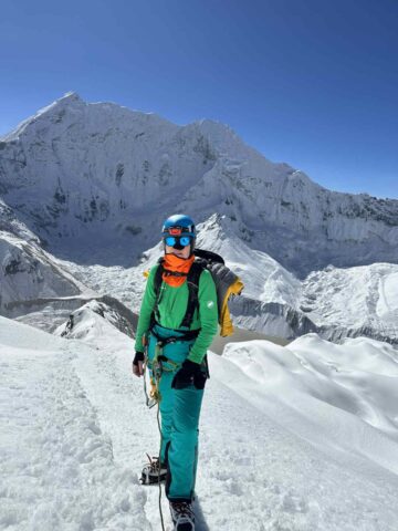 O suceveancă pe acoperișul lumii: Alina Isopescu a urcat pe vârful Imja Tse (6.189 m) din Himalaya