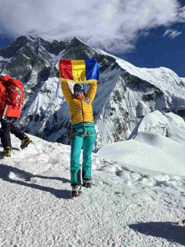 O suceveancă pe acoperișul lumii: Alina Isopescu a urcat pe vârful Imja Tse (6.189 m) din Himalaya