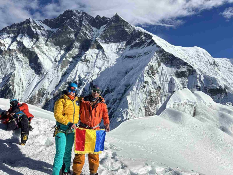 O suceveancă pe acoperișul lumii: Alina Isopescu a urcat pe vârful Imja Tse (6.189 m) din Himalaya