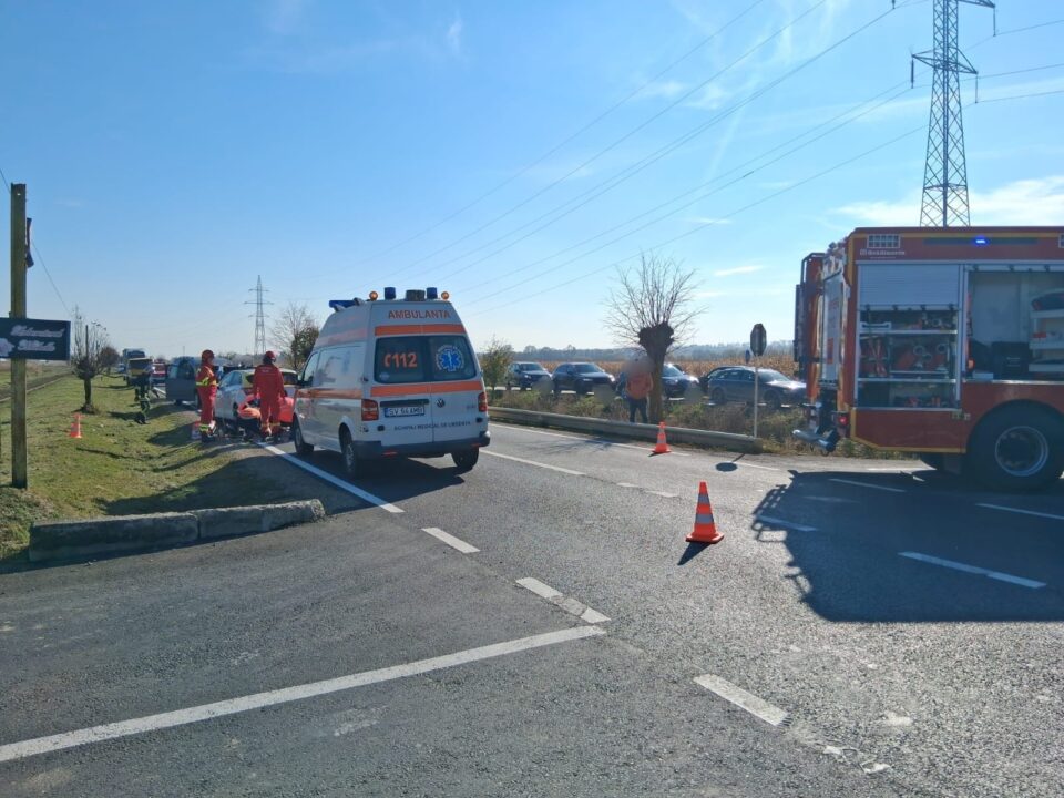 Bărbat în stop cardio-respirator, după un accident cu trei mașini