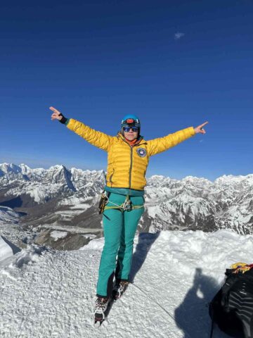 O suceveancă pe acoperișul lumii: Alina Isopescu a urcat pe vârful Imja Tse (6.189 m) din Himalaya