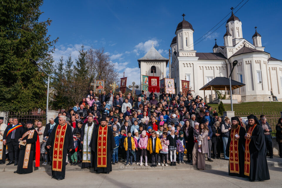 O nouă zi de procesiune cu moaștele Sfântului Mare Mucenic Ioan cel Nou de la Suceava, veghetorul spiritual neobosit al Bucovinei